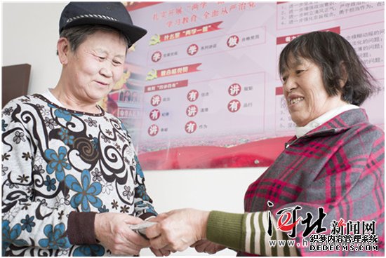 秦皇島老人撿廢品撿到兩萬多元現金主動歸還失主